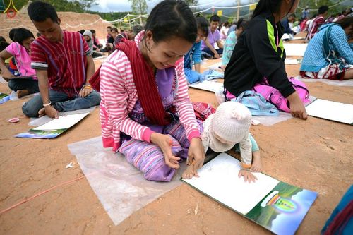 ภาพ No.17656:พิธีแสดงตนเป็นพุทธมามกะกลั่นแผ่นดินและโปรยทรายเพื่อสถาปนาพระเจดีย์สวรรค์วัดบ้านแม่แสนสุข