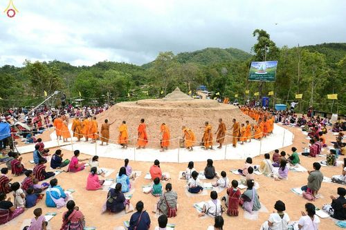 ภาพ No.17658:พิธีแสดงตนเป็นพุทธมามกะกลั่นแผ่นดินและโปรยทรายเพื่อสถาปนาพระเจดีย์สวรรค์วัดบ้านแม่แสนสุข
