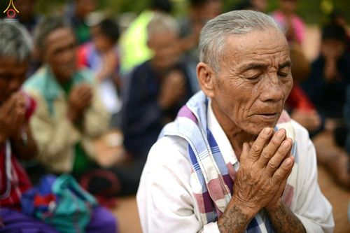 ภาพ No.17659:พิธีแสดงตนเป็นพุทธมามกะกลั่นแผ่นดินและโปรยทรายเพื่อสถาปนาพระเจดีย์สวรรค์วัดบ้านแม่แสนสุข