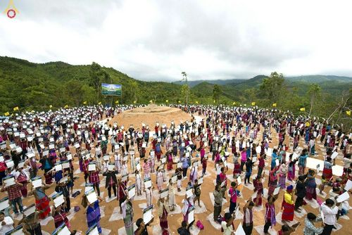 ภาพ No.17662:พิธีแสดงตนเป็นพุทธมามกะกลั่นแผ่นดินและโปรยทรายเพื่อสถาปนาพระเจดีย์สวรรค์วัดบ้านแม่แสนสุข