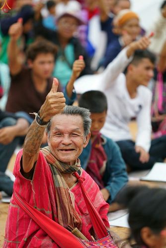 ภาพ No.17660:พิธีแสดงตนเป็นพุทธมามกะกลั่นแผ่นดินและโปรยทรายเพื่อสถาปนาพระเจดีย์สวรรค์วัดบ้านแม่แสนสุข