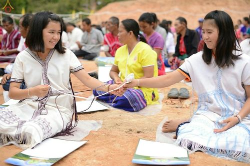 ภาพ No.17661:พิธีแสดงตนเป็นพุทธมามกะกลั่นแผ่นดินและโปรยทรายเพื่อสถาปนาพระเจดีย์สวรรค์วัดบ้านแม่แสนสุข