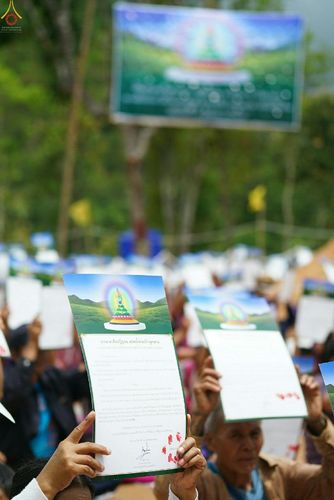 ภาพ No.17663:พิธีแสดงตนเป็นพุทธมามกะกลั่นแผ่นดินและโปรยทรายเพื่อสถาปนาพระเจดีย์สวรรค์วัดบ้านแม่แสนสุข