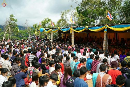 ภาพ No.17667:พิธีแสดงตนเป็นพุทธมามกะกลั่นแผ่นดินและโปรยทรายเพื่อสถาปนาพระเจดีย์สวรรค์วัดบ้านแม่แสนสุข