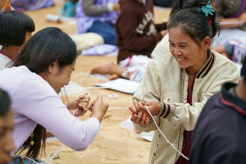 ภาพ No.17665:พิธีแสดงตนเป็นพุทธมามกะกลั่นแผ่นดินและโปรยทรายเพื่อสถาปนาพระเจดีย์สวรรค์วัดบ้านแม่แสนสุข