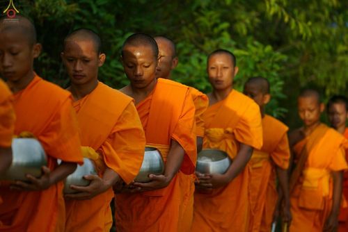 ภาพ No.17664:พิธีแสดงตนเป็นพุทธมามกะกลั่นแผ่นดินและโปรยทรายเพื่อสถาปนาพระเจดีย์สวรรค์วัดบ้านแม่แสนสุข