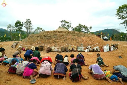 ภาพ No.17671:พิธีแสดงตนเป็นพุทธมามกะกลั่นแผ่นดินและโปรยทรายเพื่อสถาปนาพระเจดีย์สวรรค์วัดบ้านแม่แสนสุข