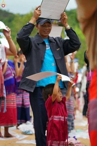 ภาพ No.17668:พิธีแสดงตนเป็นพุทธมามกะกลั่นแผ่นดินและโปรยทรายเพื่อสถาปนาพระเจดีย์สวรรค์วัดบ้านแม่แสนสุข