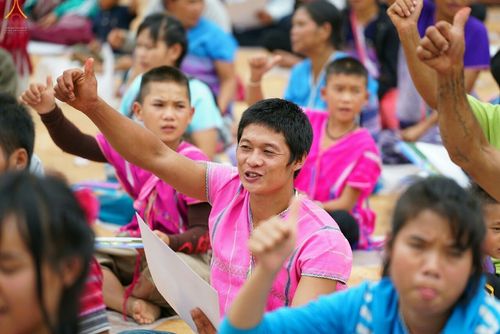 ภาพ No.17670:พิธีแสดงตนเป็นพุทธมามกะกลั่นแผ่นดินและโปรยทรายเพื่อสถาปนาพระเจดีย์สวรรค์วัดบ้านแม่แสนสุข