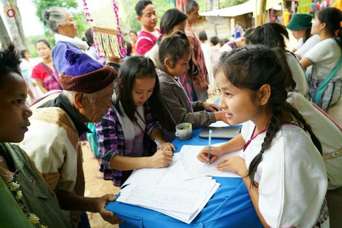 ภาพ No.17673:พิธีแสดงตนเป็นพุทธมามกะกลั่นแผ่นดินและโปรยทรายเพื่อสถาปนาพระเจดีย์สวรรค์วัดบ้านแม่แสนสุข