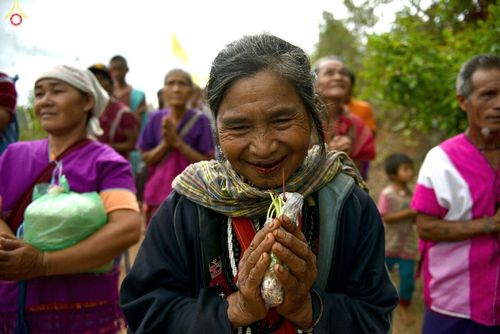 ภาพ No.17669:พิธีแสดงตนเป็นพุทธมามกะกลั่นแผ่นดินและโปรยทรายเพื่อสถาปนาพระเจดีย์สวรรค์วัดบ้านแม่แสนสุข