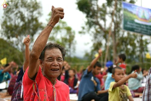 ภาพ No.17672:พิธีแสดงตนเป็นพุทธมามกะกลั่นแผ่นดินและโปรยทรายเพื่อสถาปนาพระเจดีย์สวรรค์วัดบ้านแม่แสนสุข