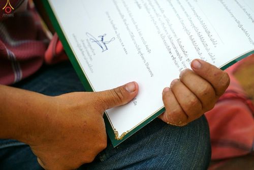 ภาพ No.17674:พิธีแสดงตนเป็นพุทธมามกะกลั่นแผ่นดินและโปรยทรายเพื่อสถาปนาพระเจดีย์สวรรค์วัดบ้านแม่แสนสุข