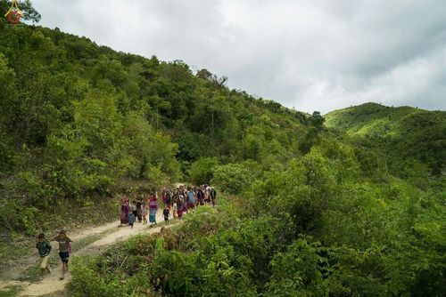 ภาพ No.17677:พิธีแสดงตนเป็นพุทธมามกะกลั่นแผ่นดินและโปรยทรายเพื่อสถาปนาพระเจดีย์สวรรค์วัดบ้านแม่แสนสุข