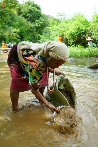 ภาพ No.17676:พิธีแสดงตนเป็นพุทธมามกะกลั่นแผ่นดินและโปรยทรายเพื่อสถาปนาพระเจดีย์สวรรค์วัดบ้านแม่แสนสุข