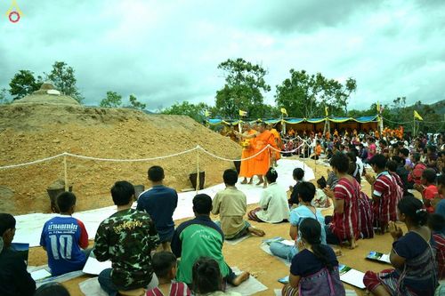 ภาพ No.17680:พิธีแสดงตนเป็นพุทธมามกะกลั่นแผ่นดินและโปรยทรายเพื่อสถาปนาพระเจดีย์สวรรค์วัดบ้านแม่แสนสุข