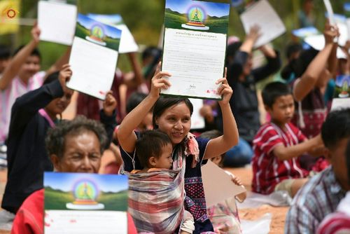 ภาพ No.17678:พิธีแสดงตนเป็นพุทธมามกะกลั่นแผ่นดินและโปรยทรายเพื่อสถาปนาพระเจดีย์สวรรค์วัดบ้านแม่แสนสุข