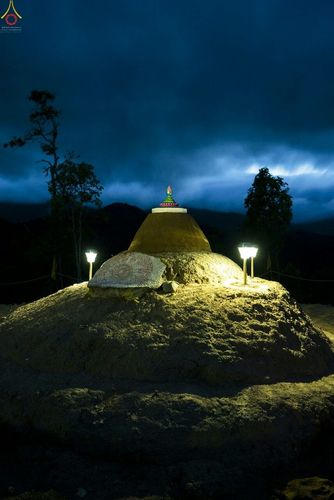 ภาพ No.17679:พิธีแสดงตนเป็นพุทธมามกะกลั่นแผ่นดินและโปรยทรายเพื่อสถาปนาพระเจดีย์สวรรค์วัดบ้านแม่แสนสุข