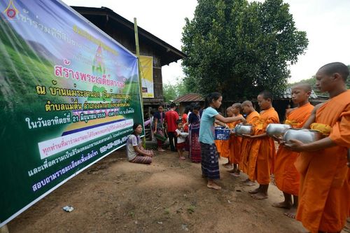 ภาพ No.17683:พิธีแสดงตนเป็นพุทธมามกะกลั่นแผ่นดินและโปรยทรายเพื่อสถาปนาพระเจดีย์สวรรค์วัดบ้านแม่แสนสุข