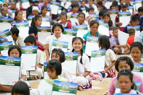 ภาพ No.17682:พิธีแสดงตนเป็นพุทธมามกะกลั่นแผ่นดินและโปรยทรายเพื่อสถาปนาพระเจดีย์สวรรค์วัดบ้านแม่แสนสุข