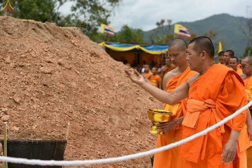 ภาพ No.17684:พิธีแสดงตนเป็นพุทธมามกะกลั่นแผ่นดินและโปรยทรายเพื่อสถาปนาพระเจดีย์สวรรค์วัดบ้านแม่แสนสุข