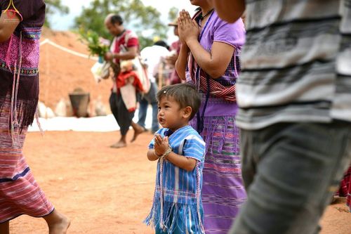 ภาพ No.17686:พิธีแสดงตนเป็นพุทธมามกะกลั่นแผ่นดินและโปรยทรายเพื่อสถาปนาพระเจดีย์สวรรค์วัดบ้านแม่แสนสุข