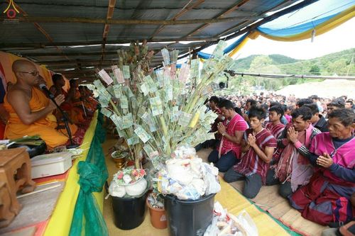ภาพ No.17688:พิธีแสดงตนเป็นพุทธมามกะกลั่นแผ่นดินและโปรยทรายเพื่อสถาปนาพระเจดีย์สวรรค์วัดบ้านแม่แสนสุข