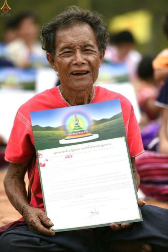 ภาพ No.17687:พิธีแสดงตนเป็นพุทธมามกะกลั่นแผ่นดินและโปรยทรายเพื่อสถาปนาพระเจดีย์สวรรค์วัดบ้านแม่แสนสุข