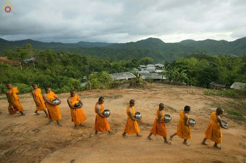 ภาพ No.17692:พิธีแสดงตนเป็นพุทธมามกะกลั่นแผ่นดินและโปรยทรายเพื่อสถาปนาพระเจดีย์สวรรค์วัดบ้านแม่แสนสุข