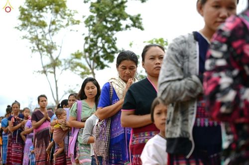 ภาพ No.17691:พิธีแสดงตนเป็นพุทธมามกะกลั่นแผ่นดินและโปรยทรายเพื่อสถาปนาพระเจดีย์สวรรค์วัดบ้านแม่แสนสุข