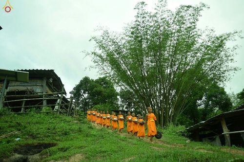 ภาพ No.17693:พิธีแสดงตนเป็นพุทธมามกะกลั่นแผ่นดินและโปรยทรายเพื่อสถาปนาพระเจดีย์สวรรค์วัดบ้านแม่แสนสุข