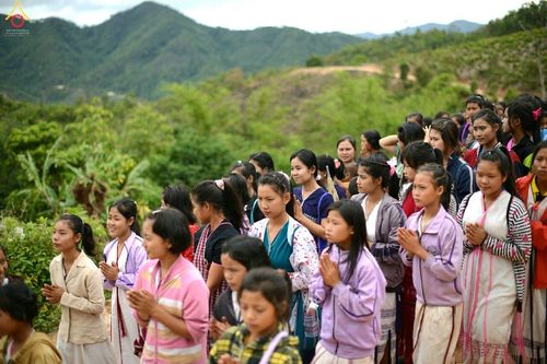 ภาพ No.17690:พิธีแสดงตนเป็นพุทธมามกะกลั่นแผ่นดินและโปรยทรายเพื่อสถาปนาพระเจดีย์สวรรค์วัดบ้านแม่แสนสุข