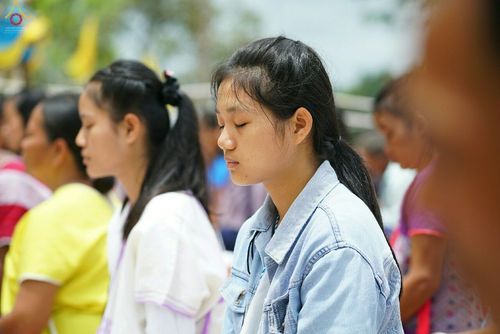 ภาพ No.17694:พิธีแสดงตนเป็นพุทธมามกะกลั่นแผ่นดินและโปรยทรายเพื่อสถาปนาพระเจดีย์สวรรค์วัดบ้านแม่แสนสุข