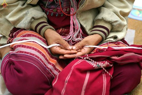 ภาพ No.17697:พิธีแสดงตนเป็นพุทธมามกะกลั่นแผ่นดินและโปรยทรายเพื่อสถาปนาพระเจดีย์สวรรค์วัดบ้านแม่แสนสุข