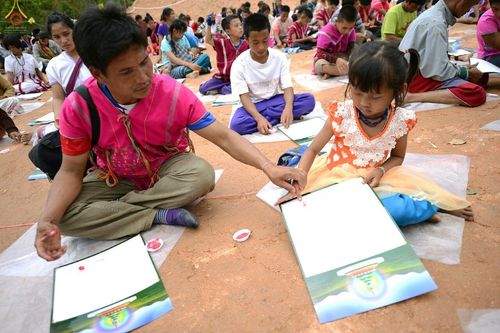 ภาพ No.17696:พิธีแสดงตนเป็นพุทธมามกะกลั่นแผ่นดินและโปรยทรายเพื่อสถาปนาพระเจดีย์สวรรค์วัดบ้านแม่แสนสุข