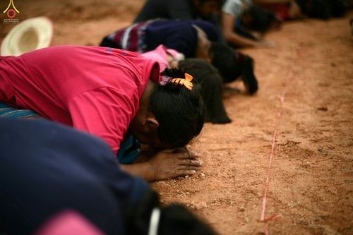 ภาพ No.17699:พิธีแสดงตนเป็นพุทธมามกะกลั่นแผ่นดินและโปรยทรายเพื่อสถาปนาพระเจดีย์สวรรค์วัดบ้านแม่แสนสุข