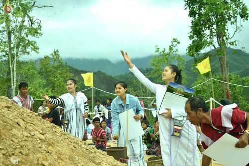 ภาพ No.17701:พิธีแสดงตนเป็นพุทธมามกะกลั่นแผ่นดินและโปรยทรายเพื่อสถาปนาพระเจดีย์สวรรค์วัดบ้านแม่แสนสุข