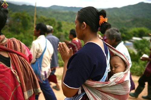 ภาพ No.17700:พิธีแสดงตนเป็นพุทธมามกะกลั่นแผ่นดินและโปรยทรายเพื่อสถาปนาพระเจดีย์สวรรค์วัดบ้านแม่แสนสุข