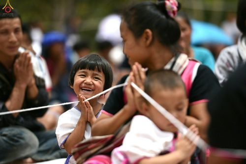 ภาพ No.17698:พิธีแสดงตนเป็นพุทธมามกะกลั่นแผ่นดินและโปรยทรายเพื่อสถาปนาพระเจดีย์สวรรค์วัดบ้านแม่แสนสุข