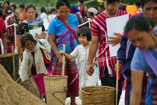 ภาพ No.17702:พิธีแสดงตนเป็นพุทธมามกะกลั่นแผ่นดินและโปรยทรายเพื่อสถาปนาพระเจดีย์สวรรค์วัดบ้านแม่แสนสุข