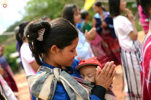 ภาพ No.17704:พิธีแสดงตนเป็นพุทธมามกะกลั่นแผ่นดินและโปรยทรายเพื่อสถาปนาพระเจดีย์สวรรค์วัดบ้านแม่แสนสุข