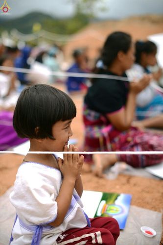 ภาพ No.17703:พิธีแสดงตนเป็นพุทธมามกะกลั่นแผ่นดินและโปรยทรายเพื่อสถาปนาพระเจดีย์สวรรค์วัดบ้านแม่แสนสุข