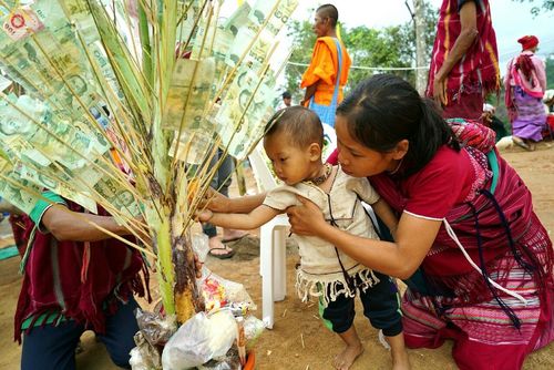 ภาพ No.17706:พิธีแสดงตนเป็นพุทธมามกะกลั่นแผ่นดินและโปรยทรายเพื่อสถาปนาพระเจดีย์สวรรค์วัดบ้านแม่แสนสุข