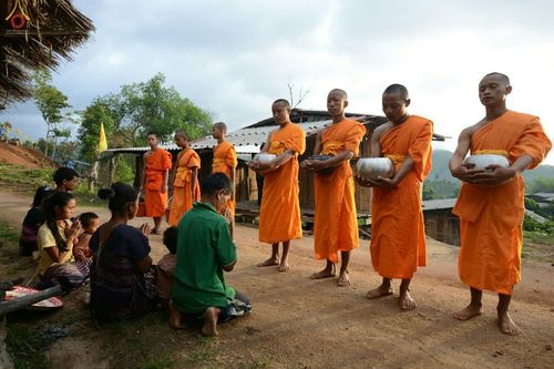 ภาพ No.17705:พิธีแสดงตนเป็นพุทธมามกะกลั่นแผ่นดินและโปรยทรายเพื่อสถาปนาพระเจดีย์สวรรค์วัดบ้านแม่แสนสุข