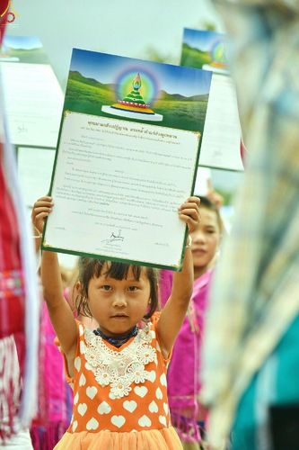 ภาพ No.17707:พิธีแสดงตนเป็นพุทธมามกะกลั่นแผ่นดินและโปรยทรายเพื่อสถาปนาพระเจดีย์สวรรค์วัดบ้านแม่แสนสุข