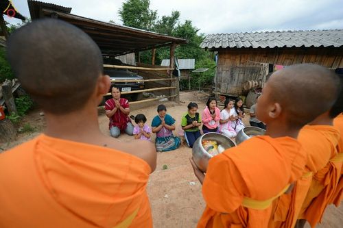 ภาพ No.17709:พิธีแสดงตนเป็นพุทธมามกะกลั่นแผ่นดินและโปรยทรายเพื่อสถาปนาพระเจดีย์สวรรค์วัดบ้านแม่แสนสุข