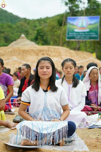 ภาพ No.17710:พิธีแสดงตนเป็นพุทธมามกะกลั่นแผ่นดินและโปรยทรายเพื่อสถาปนาพระเจดีย์สวรรค์วัดบ้านแม่แสนสุข