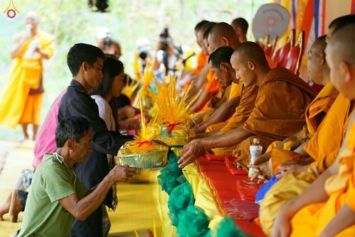 ภาพ No.17712:พิธีแสดงตนเป็นพุทธมามกะกลั่นแผ่นดินและโปรยทรายเพื่อสถาปนาพระเจดีย์สวรรค์วัดบ้านแม่แสนสุข