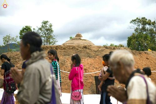 ภาพ No.17711:พิธีแสดงตนเป็นพุทธมามกะกลั่นแผ่นดินและโปรยทรายเพื่อสถาปนาพระเจดีย์สวรรค์วัดบ้านแม่แสนสุข