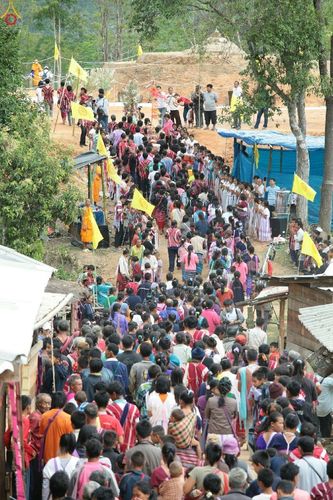 ภาพ No.17713:พิธีแสดงตนเป็นพุทธมามกะกลั่นแผ่นดินและโปรยทรายเพื่อสถาปนาพระเจดีย์สวรรค์วัดบ้านแม่แสนสุข